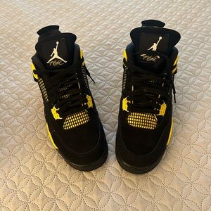 Jordan 4 Retro Thunder (2023) size 10.